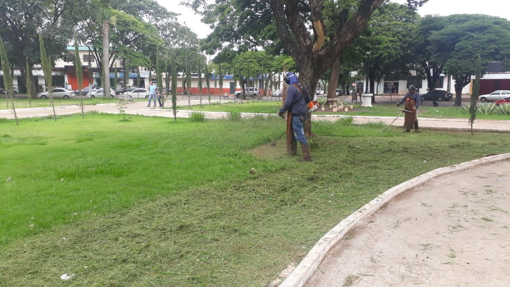 Secretaria de Meio Ambiente realiza roçada na Praça Ipiranga